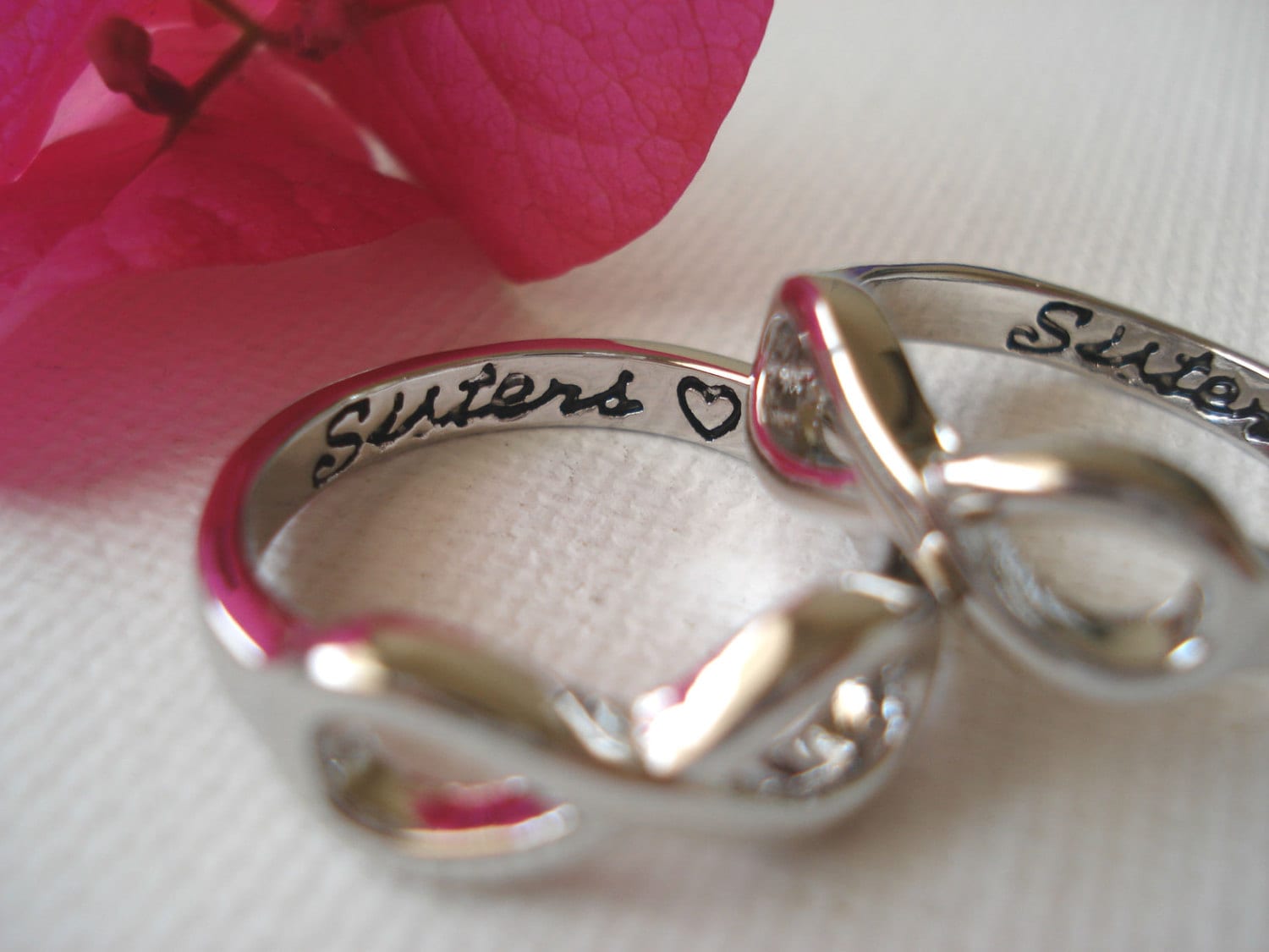 "Set Von 2 Infinity Ringe ... Silber "Schwestern Mit Herz" Gravierte Ring, Große Und Kleine Schwestern Für Immer Immer, Schwesternschaft." von JinMadeJewelry