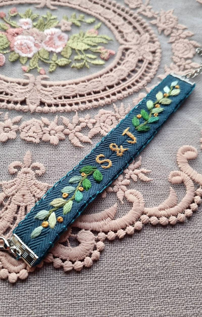 Handbesticktes Initialarmband Personalisiertes Fischgrätenband Handbesticktes Initialarmband Personalisiertes Fischgrätenband von JinnyHandEmbroidery
