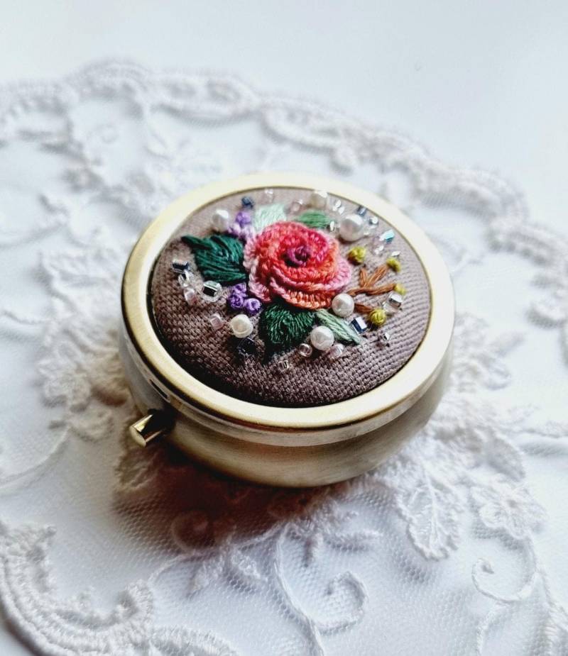 Hand Bestickte Blumenschmuckschatulle Schmuckaufbewahrung Im Antiken Stil Hand Bestickte Blumenschmuckschatulle Schmuckaufbewahrung Im Antiken Stil von JinnyHandEmbroidery