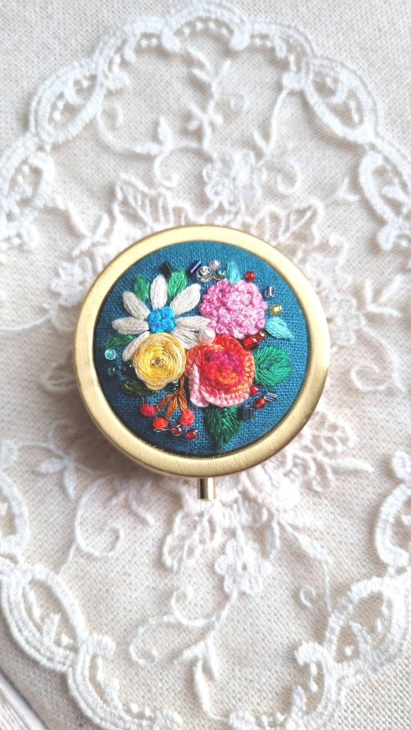 Hand Bestickte Blumenschmuckschatulle Schmuckaufbewahrung Im Antiken Stil Hand Bestickte Blumenschmuckschatulle Schmuckaufbewahrung Im Antiken Stil von JinnyHandEmbroidery