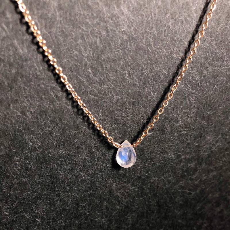 Gold Filled Blauer Blitz Mondstein Halskette/Teardrop Form Zierliche Birthstone Geburtstagsgeschenk Für Sie von JinnysJewelryBySeJin