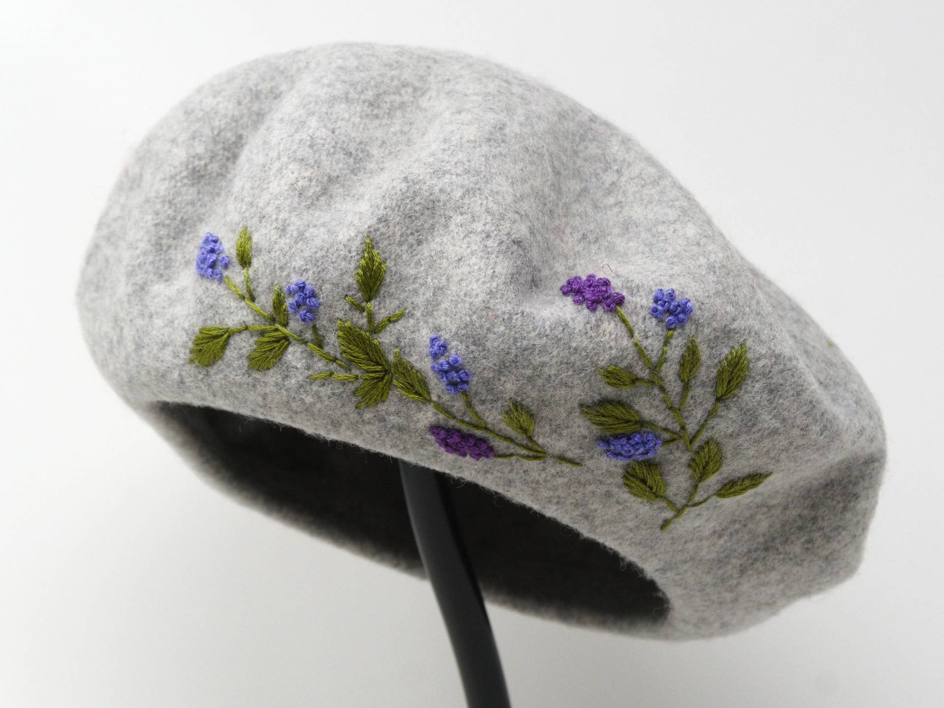 100% Wolle Barett Natürliches Grau, Hand Gestickte Blumen Lavendel Winter Baskenmütze Hut, Warme Hochwertige Cabbie von JinsArtCorner