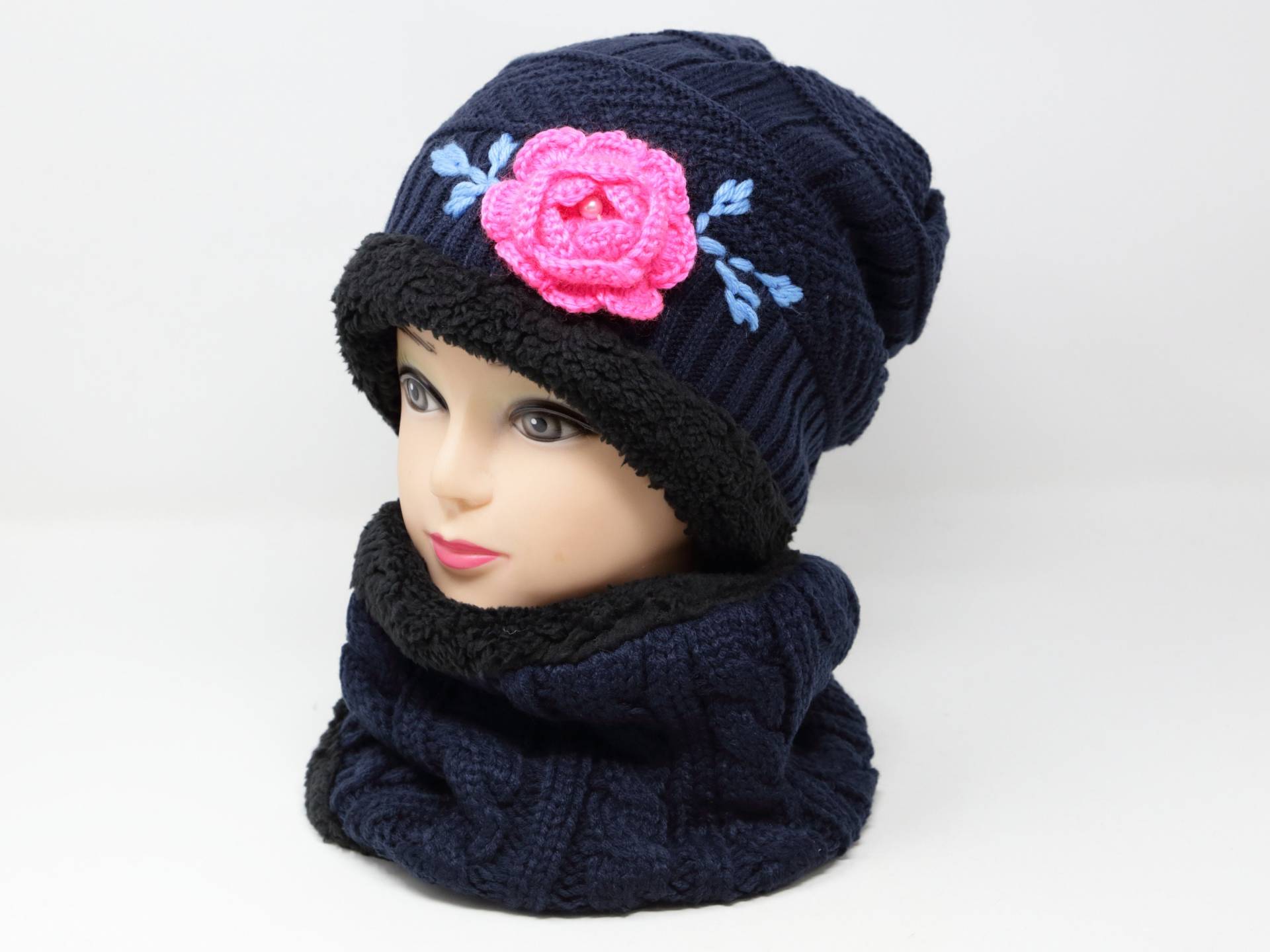 Damen Kabel Strick Hand Gehäkelt Beanie Halswärmer Schal Set Blumenschädel Mütze Wintermütze Bestickt von JinsArtCorner