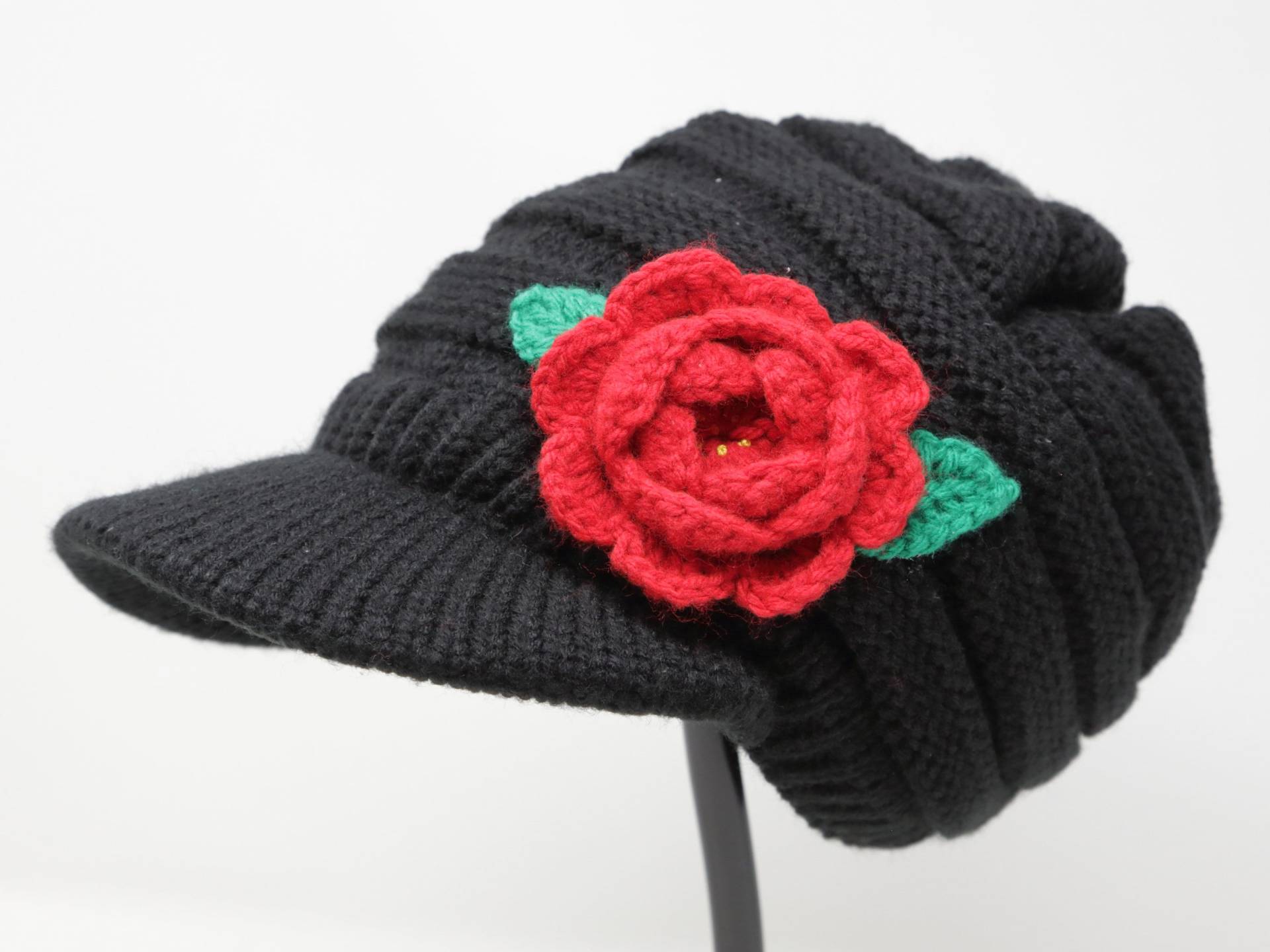 Damen Zopfmuster Beanie Visor Mütze Hand Gehäkelt Rote Rose Blume Newsboy Wintermütze Bestickt von JinsArtCorner