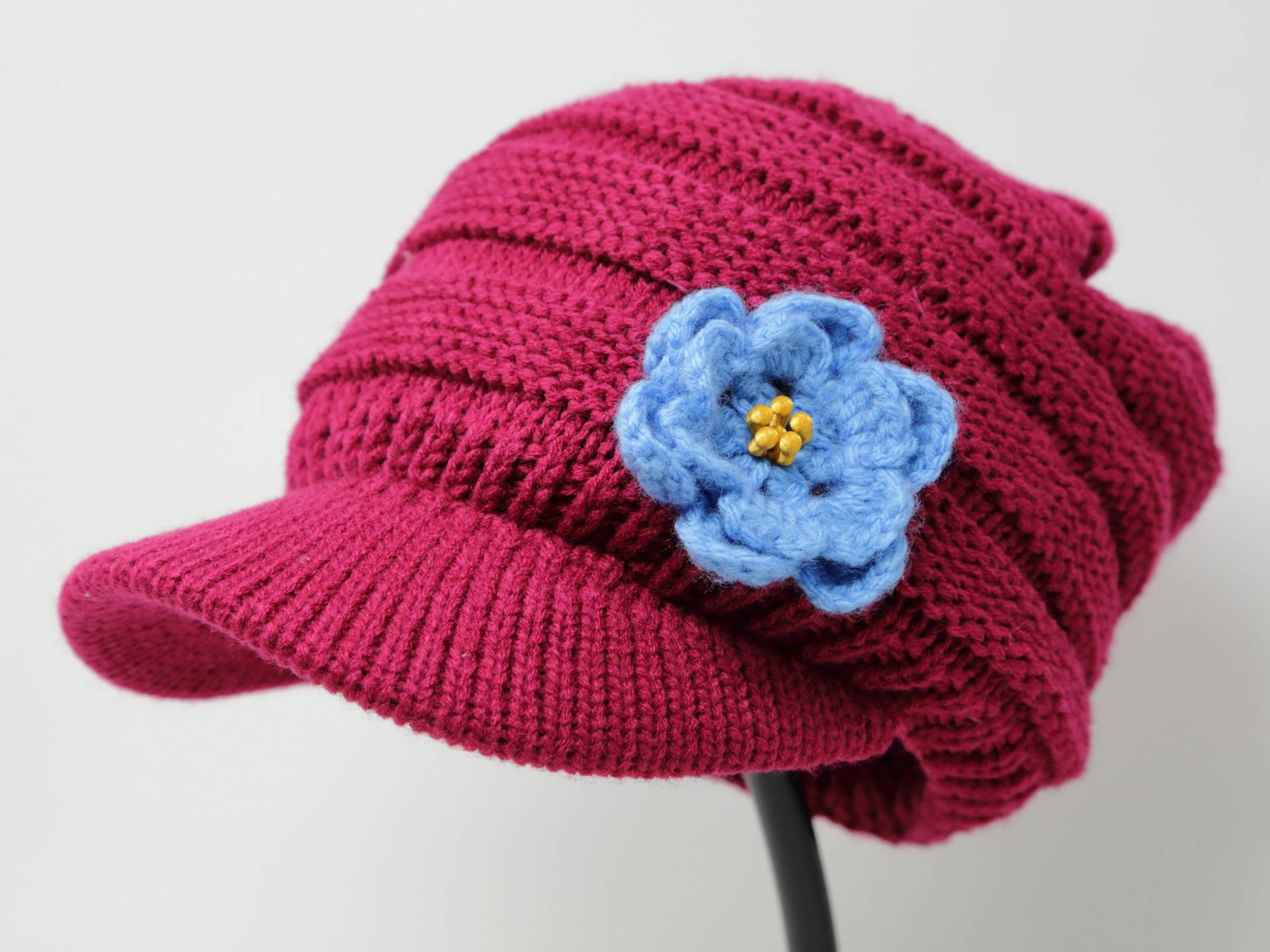 Damen Zopfmuster Beanie Visor Mütze Hand Gehäkelt Süße Blaue Blume Rosa Perlen Newsboy Wintermütze Bestickt von JinsArtCorner