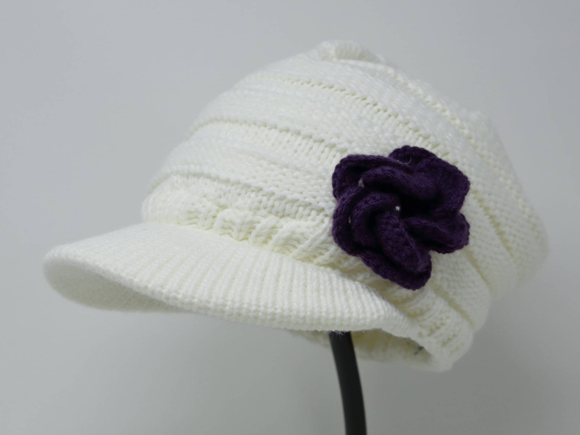 Damen Zopfmuster Lila Blumen Beanie Visor Mütze Hand Gehäkelt Newsboy Wintermütze Bestickt von JinsArtCorner