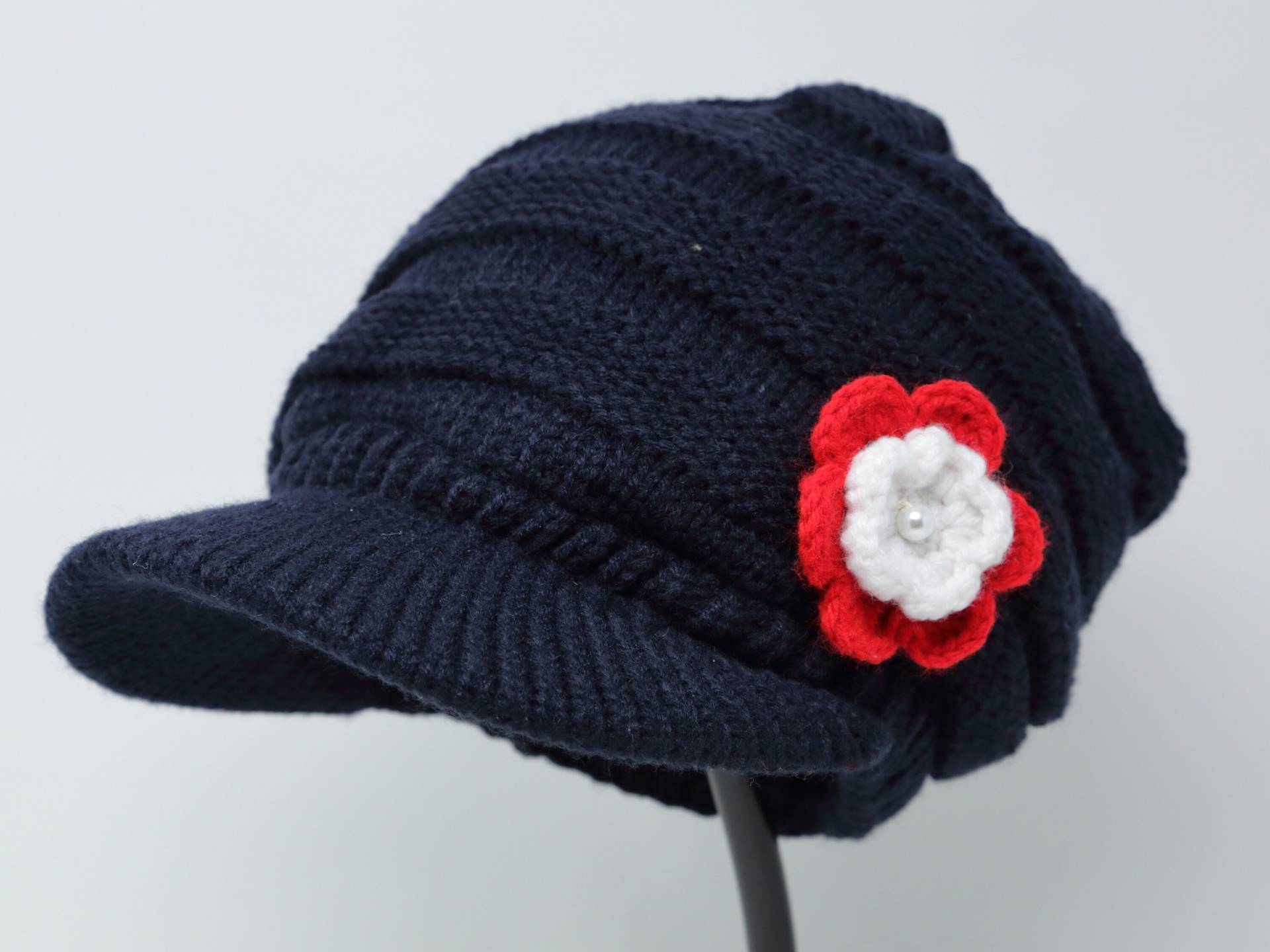 Damen Zopfmuster Rot Weiß Blumen Beanie Visor Mütze Hand Gehäkelt Newsboy Wintermütze Bestickt von JinsArtCorner