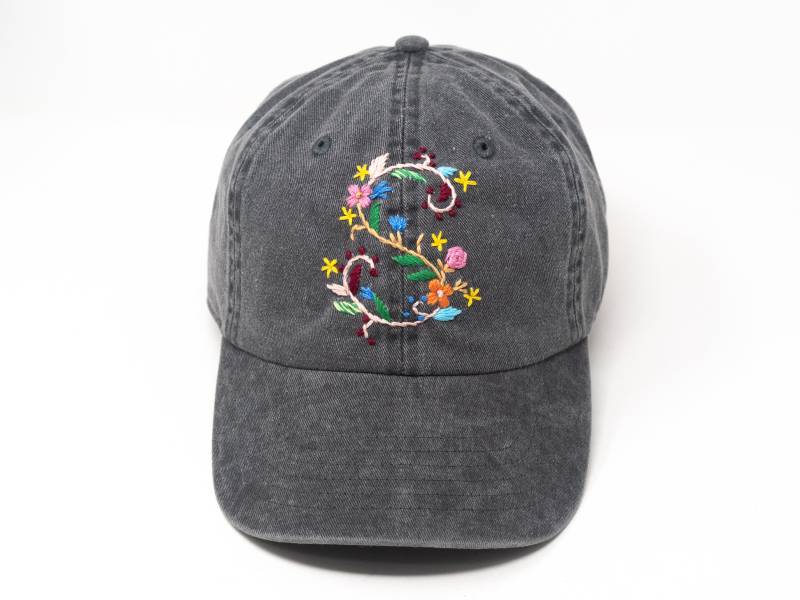 Einzigartige Hand Bestickt Einzel Alphabet Buchstabe Mit Blumen-Design Baseballmütze - Geschenkidee von JinsArtCorner