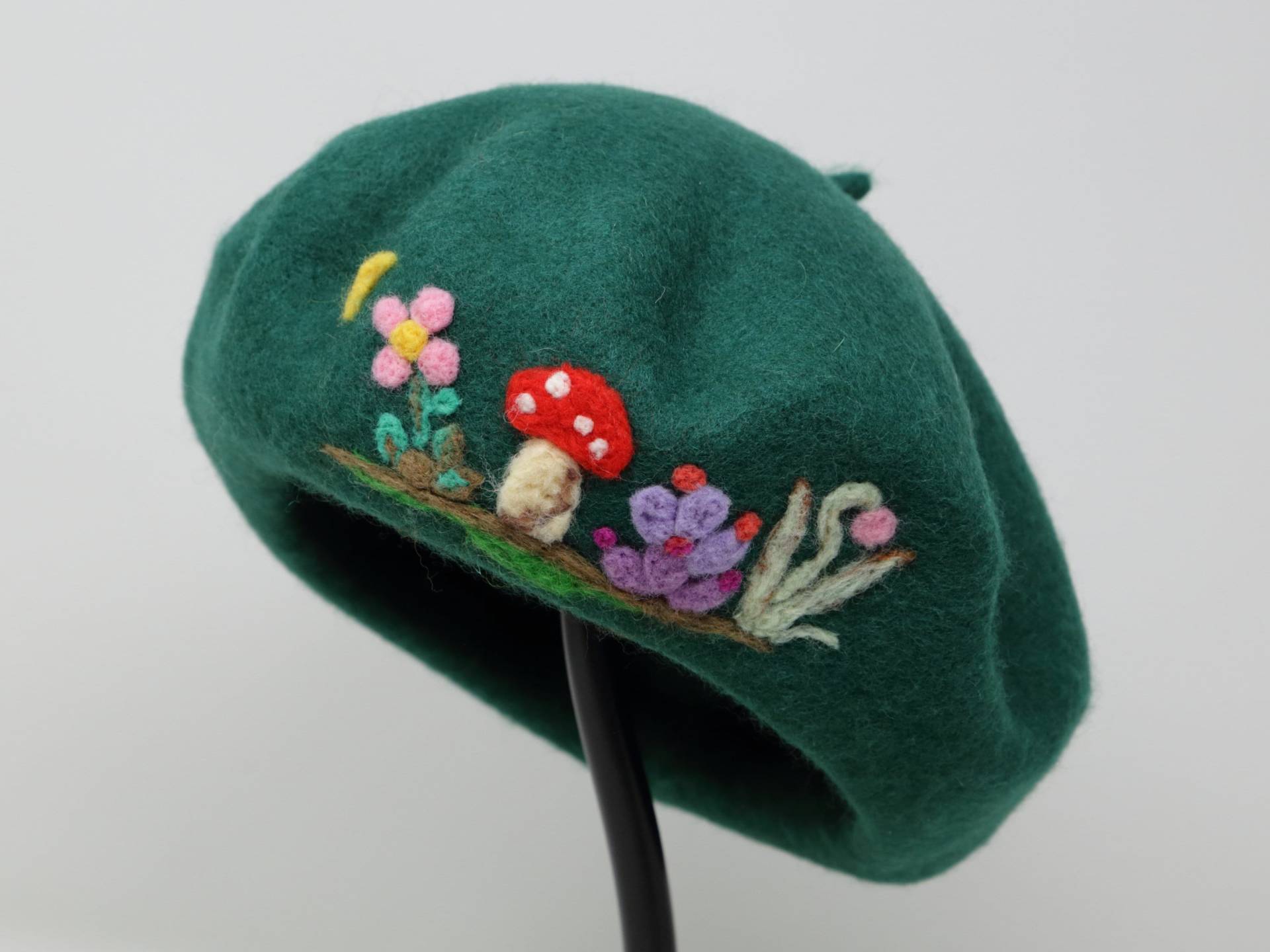 Pilz Und Blume - Handgemachte 100% Wolle Nadelfilz Baskenmütze Hut, Einzigartige Hand Bestickte Mütze, Warme Wintermütze Niedliche Geschenkidee von JinsArtCorner