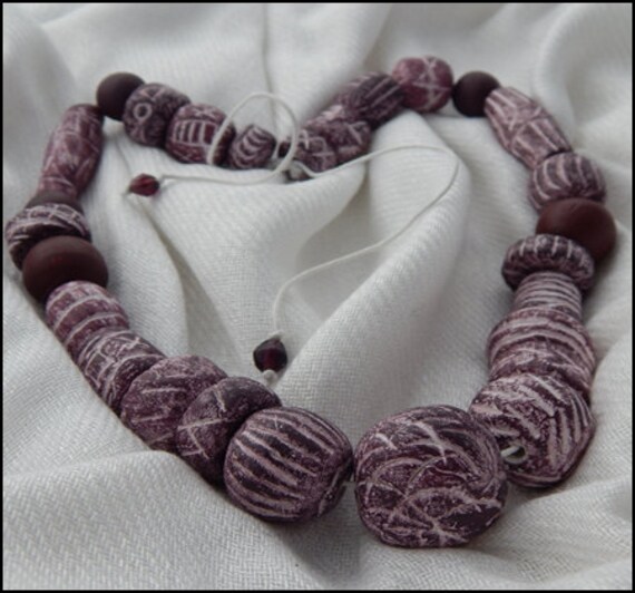 Einzigartige, Tiefe Pflaumenhand-Hand-Hand-Perlenkette-Painted Clay-stunning -N101 von JintiWildChic