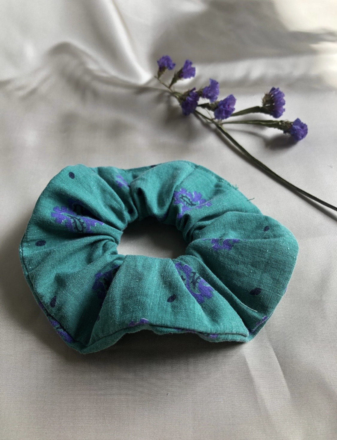 Handmade Scrunchie Aus Vintage Stoff Handmade Scrunchie Aus Vintage Stoff von JiriLabel