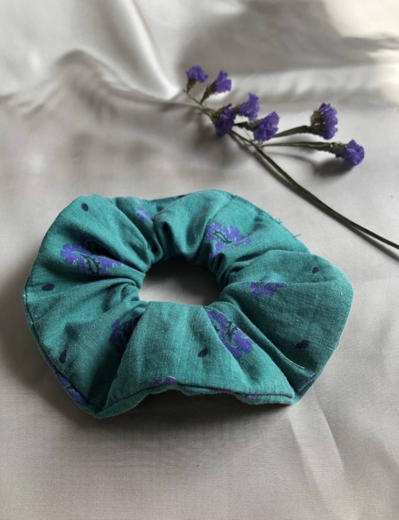 Handmade Scrunchie Aus Vintage Stoff Handmade Scrunchie Aus Vintage Stoff von JiriLabel