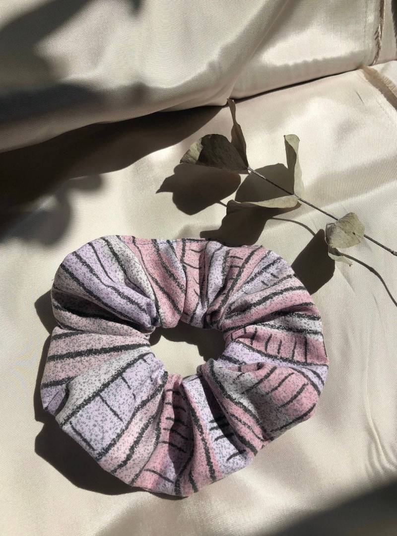 Handmade Scrunchie Aus Vintage Stoff Handmade Scrunchie Aus Vintage Stoff von JiriLabel