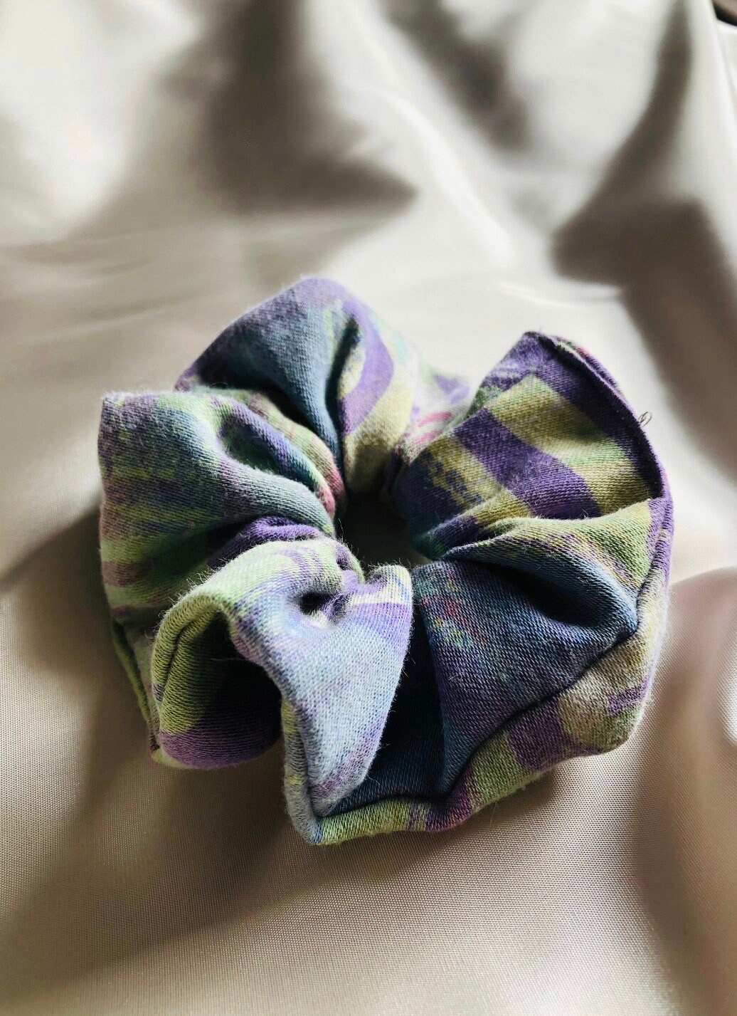 Handmade Scrunchie Aus Vintage Stoff Handmade Scrunchie Aus Vintage Stoff von JiriLabel