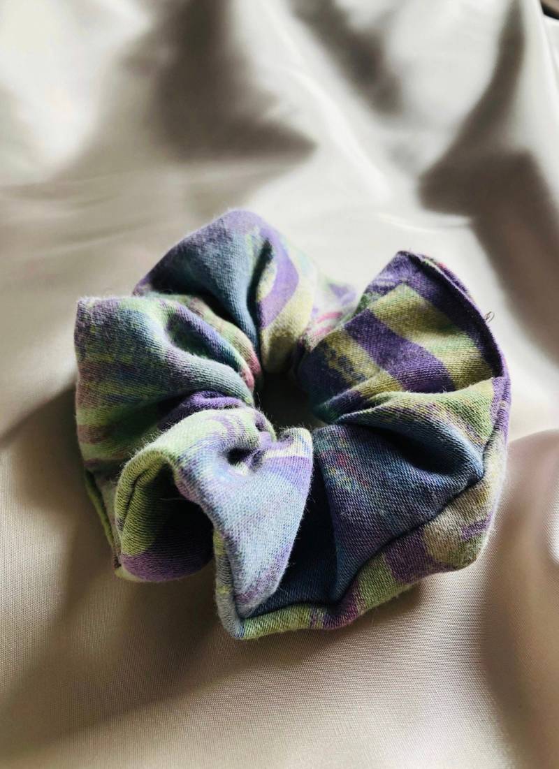 Handmade Scrunchie Aus Vintage Stoff Handmade Scrunchie Aus Vintage Stoff von JiriLabel