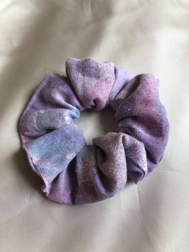 Handmade Scrunchie Aus Vintage Stoff Handmade Scrunchie Aus Vintage Stoff von JiriLabel