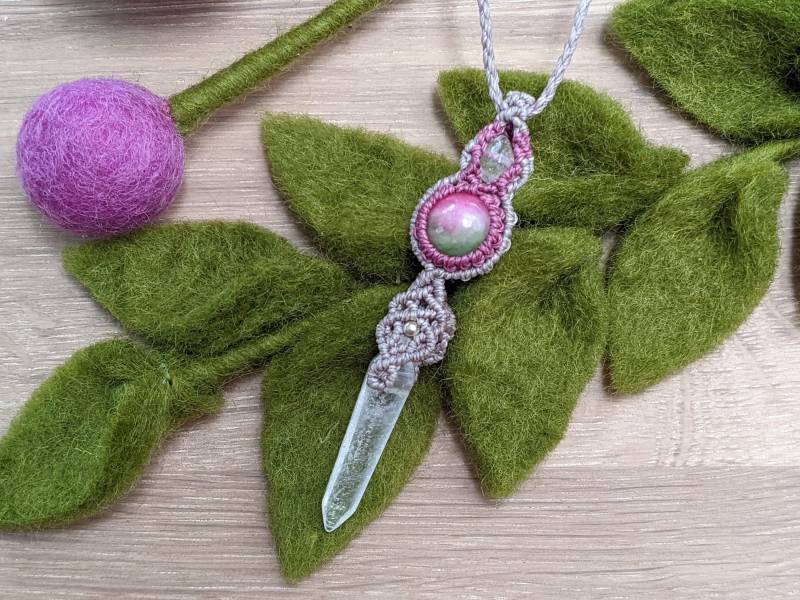 Macramee Halskette Mit Bergkristallspitze-Anhänger Macramee Halskette Mit Bergkristallspitze-Anhänger von JitisDream