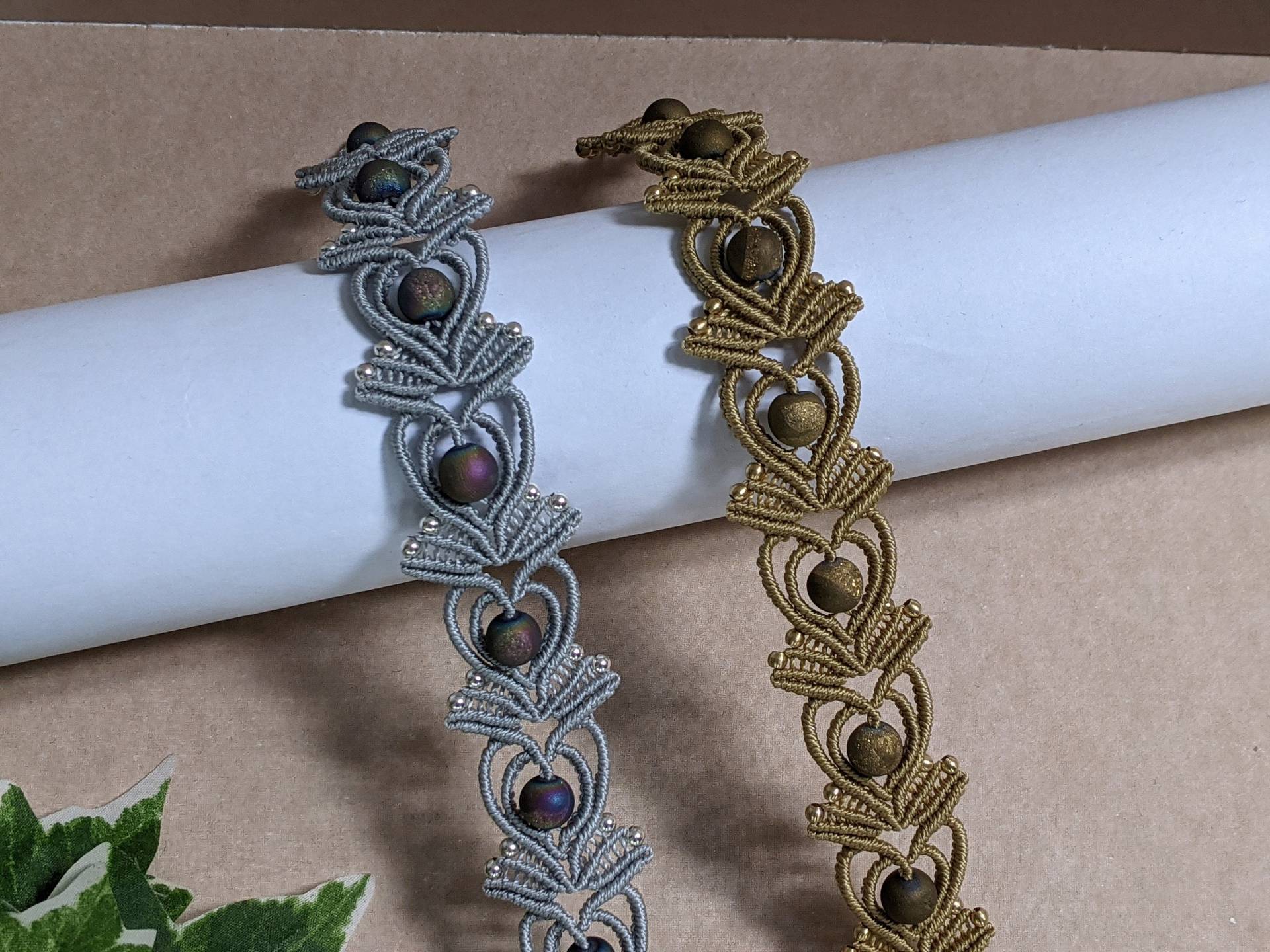 Macramee "Herz" Armband Mit Druzy Achat Gold - Oder Iris Farbe; Micro-Macramee von JitisDream