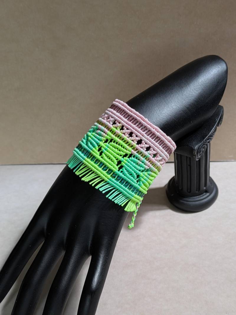 Macramee Lavendel Armband, Breites Manschetten Armband von JitisDream