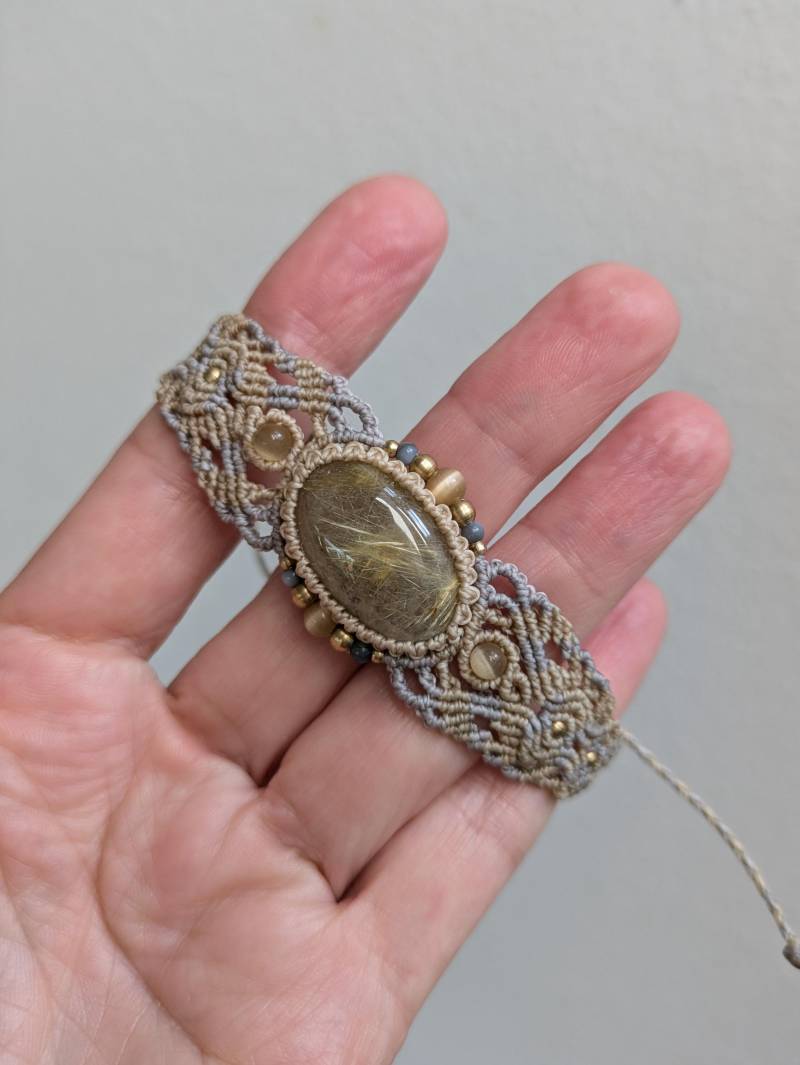 Micro-Macramee Armband Mit Golden Rutile Quartz , Boho Style von JitisDream