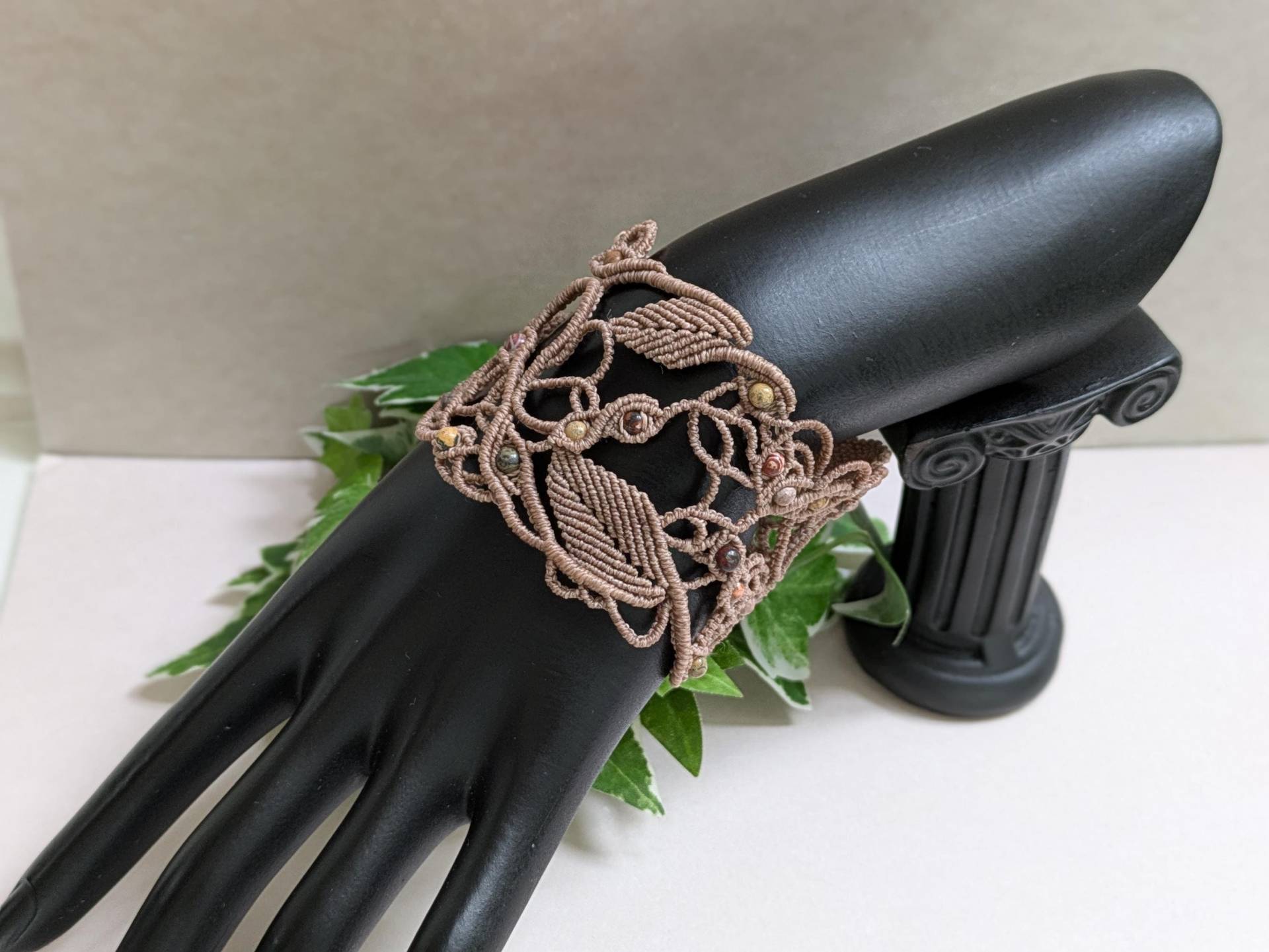 Micro Macramee Armband Mit Leopard Jaspis Perlen, Manschette, Breites Micro Macramee Armband Mit Leopard Jaspis Perlen, Manschette, Breites von JitisDream