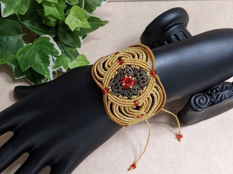 Micro-Macramee Armband Mit Messing-Oval-Element Und Glasperlen von JitisDream