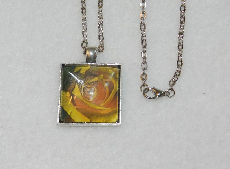 Bogo Schöne Gelbe Rose Quadrat Cabochon Halskette N2357 Versandfertig Bogo Schöne Gelbe Rose Quadrat Cabochon Halskette N2357 Versandfertig von JnJGiftsHandmade