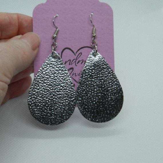Kunstleder Silber Waterdrop Blatt Ohrringe Haken Baumeln Drop E177 Versandfertig Kunstleder Silber Waterdrop Blatt Ohrringe Haken Baumeln Drop E177 Versandfertig von JnJGiftsHandmade