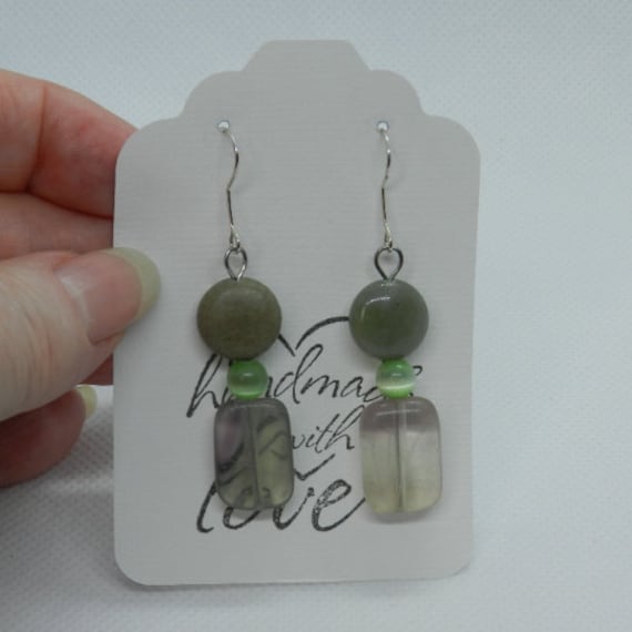 Regenbogen Fluorit Länglich Und Weiße Howlith Anhänger Perlen Ohrringe Baumeln Durchbohrt E144 Ooak Sofort Lieferbar von JnJGiftsHandmade