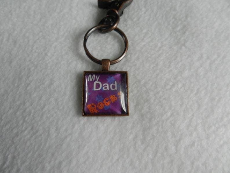 Schöne Bronze Square Schlüsselanhänger My Dad Rocks Kr2413 Sofort Lieferbar von JnJGiftsHandmade