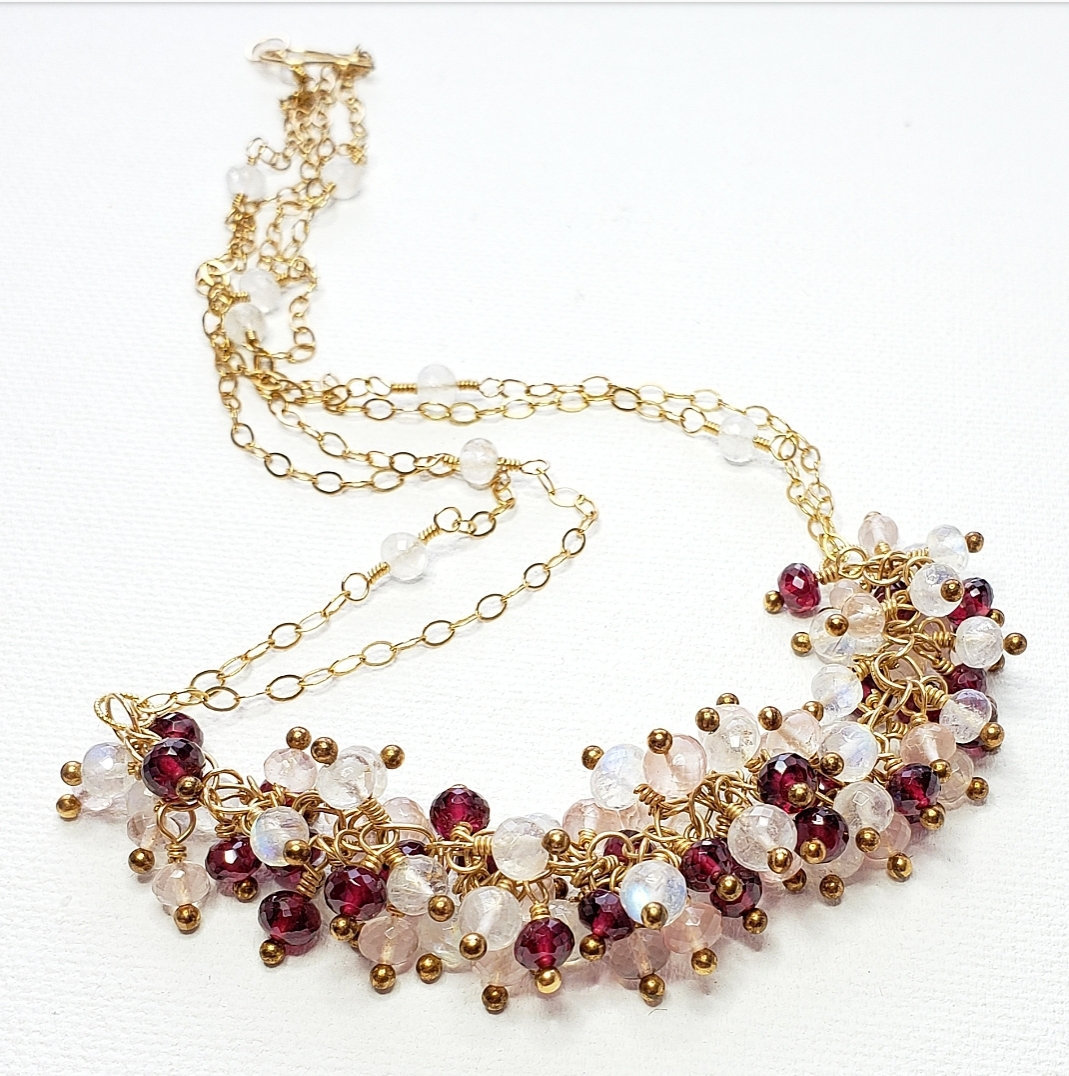 Winterbeeren - Granat, Rosenquarz, Regenbogen Mondstein in 14K Gold-Füllung von JoBellaBijoux