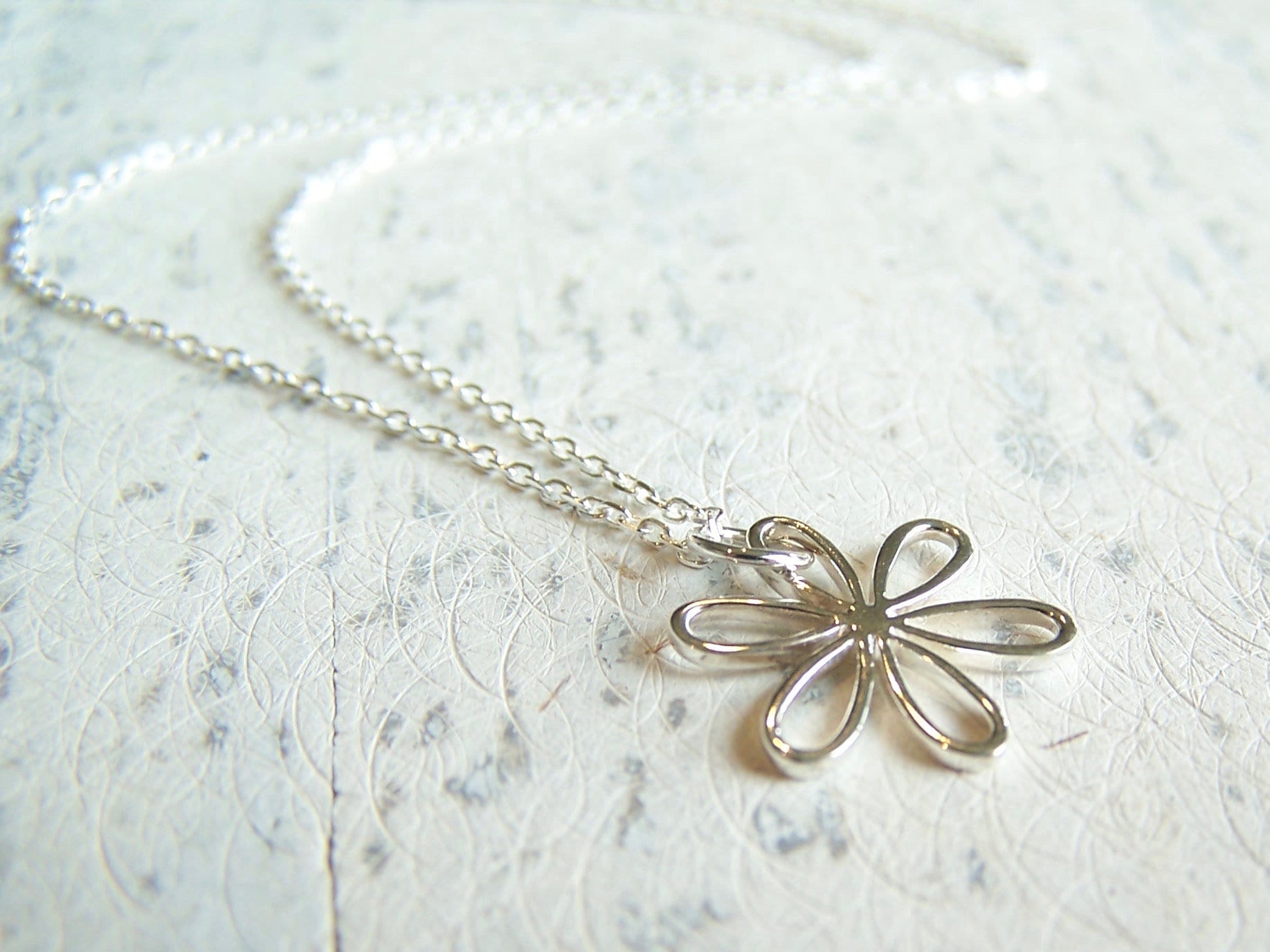 Gänseblümchen Halskette, Silber Sterling Blumen Winzige Charm Charm, Kleine Halskette Gänseblümchen Halskette, Silber Sterling Blumen Winzige Charm Charm, Kleine Halskette von JoBirdJewelry