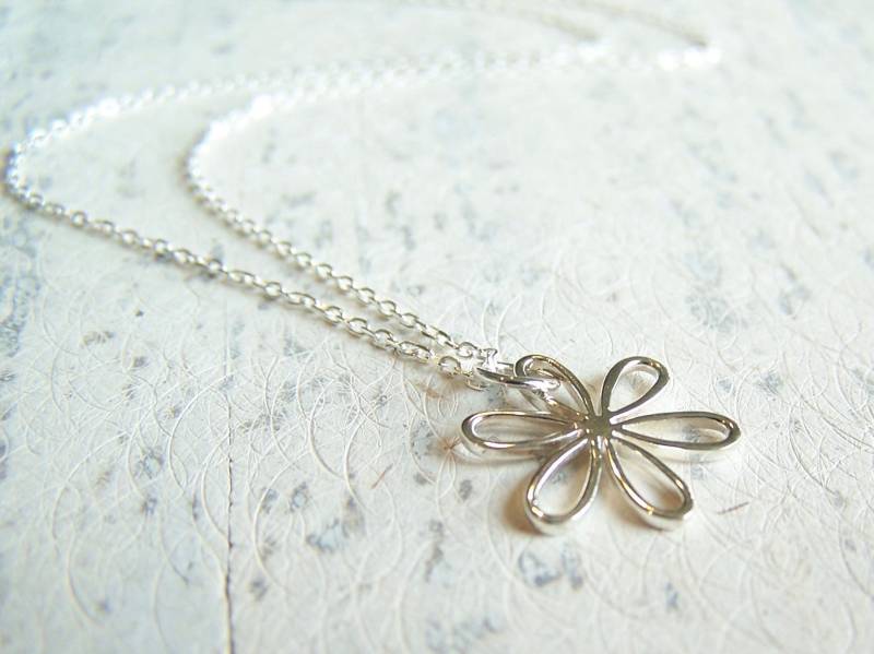 Gänseblümchen Halskette, Silber Sterling Blumen Winzige Charm Charm, Kleine Halskette von JoBirdJewelry
