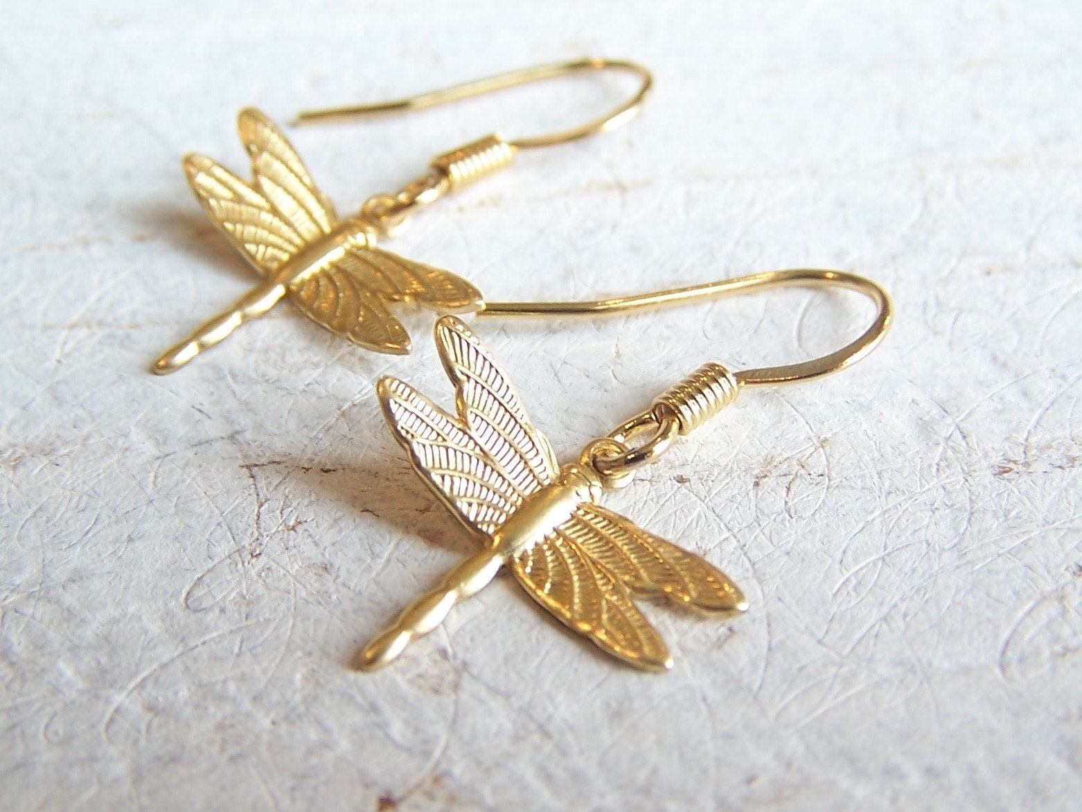 Libelle Ohrringe, Kleine Charme Gold Schmuck Libelle Ohrringe, Kleine Charme Gold Schmuck von JoBirdJewelry