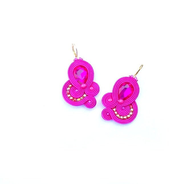 Fuchsia Soutache Ohrringe Mit Kristallen Pinke von JoJoJoanson