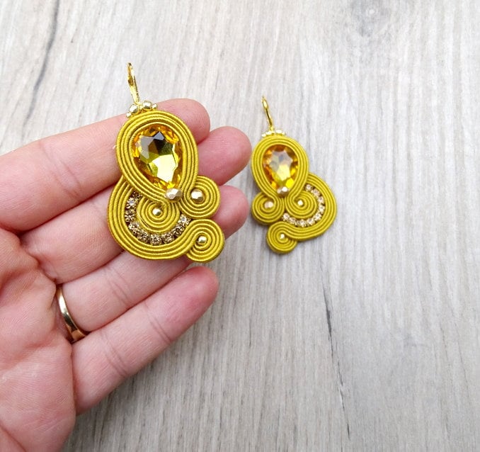 Senf Soutache Ohrringe Gelbgold Schmuck Mit Kristallen von JoJoJoanson