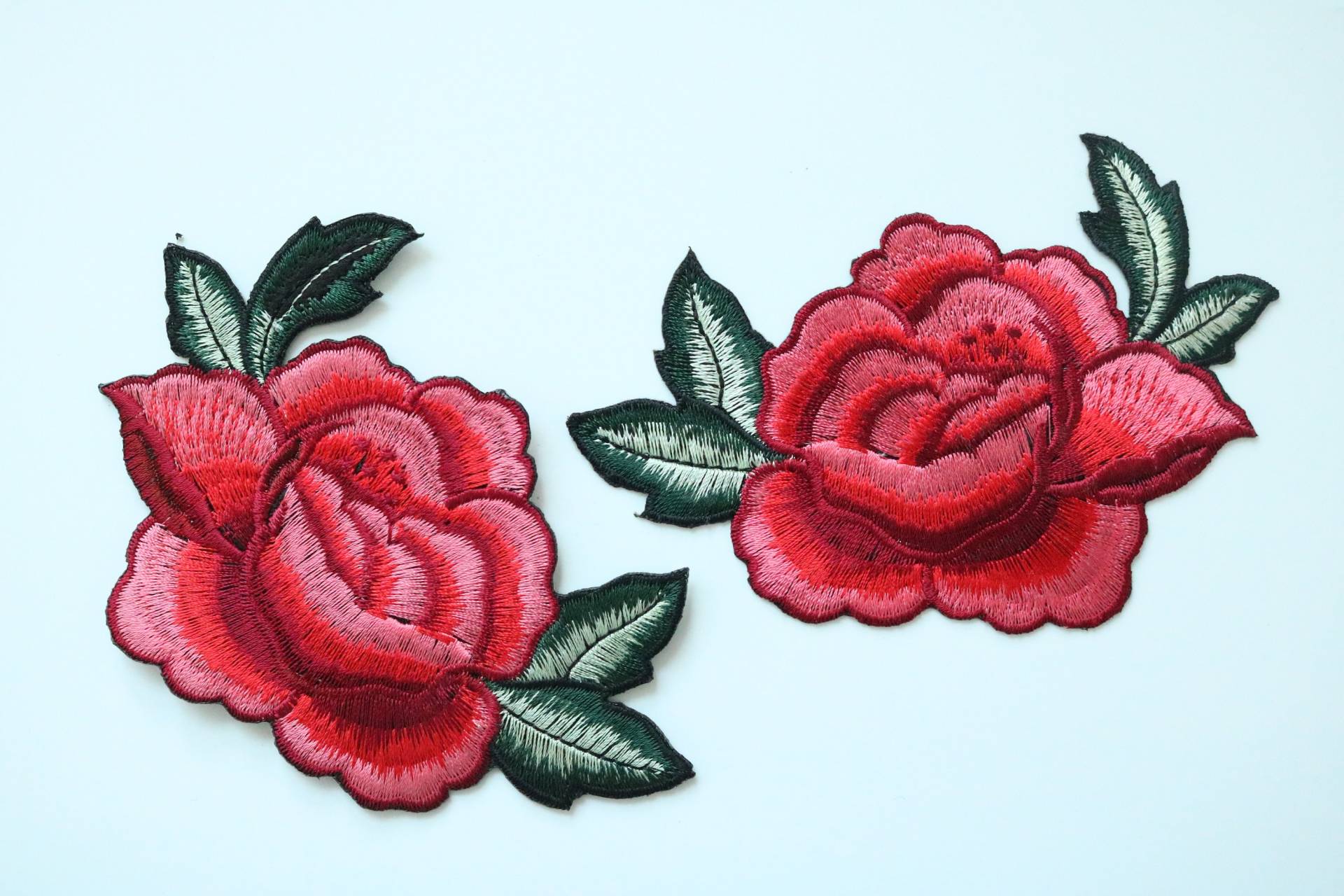 Ein Paar Rote Rosen Patches, Blumen Patches, Bügeln Aufnäher, Bestickter Aufnäher, Aufnäher, Applikation von JoJoStoreHighJob