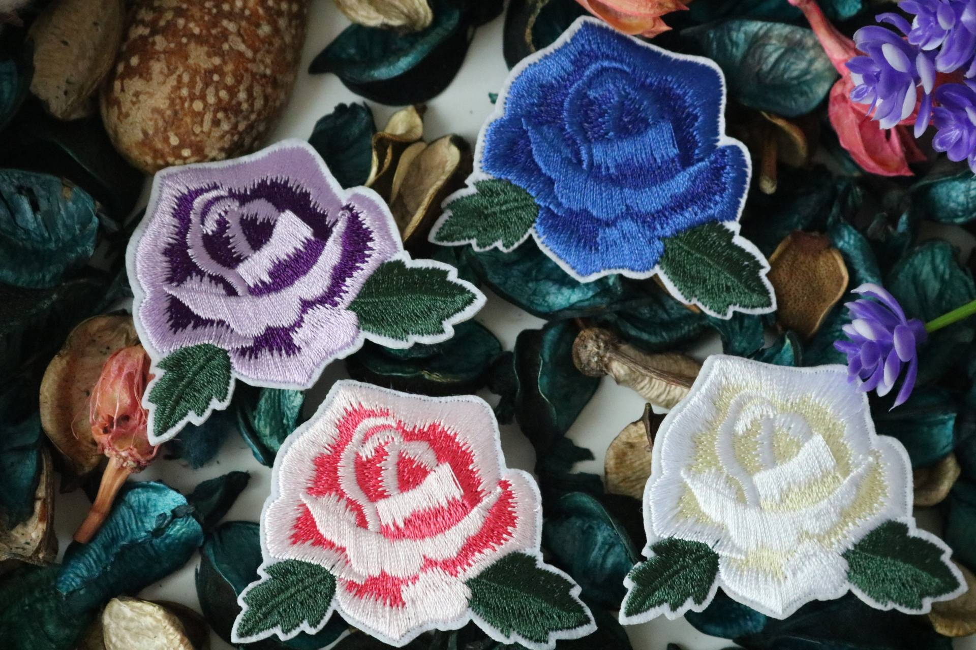 Kleine Kleine Rose, Blume, Rosa, Blau, Wihte, Lila, Bügel Patch, Bestickter Aufnäher, Aufnäher, Applikation von JoJoStoreHighJob