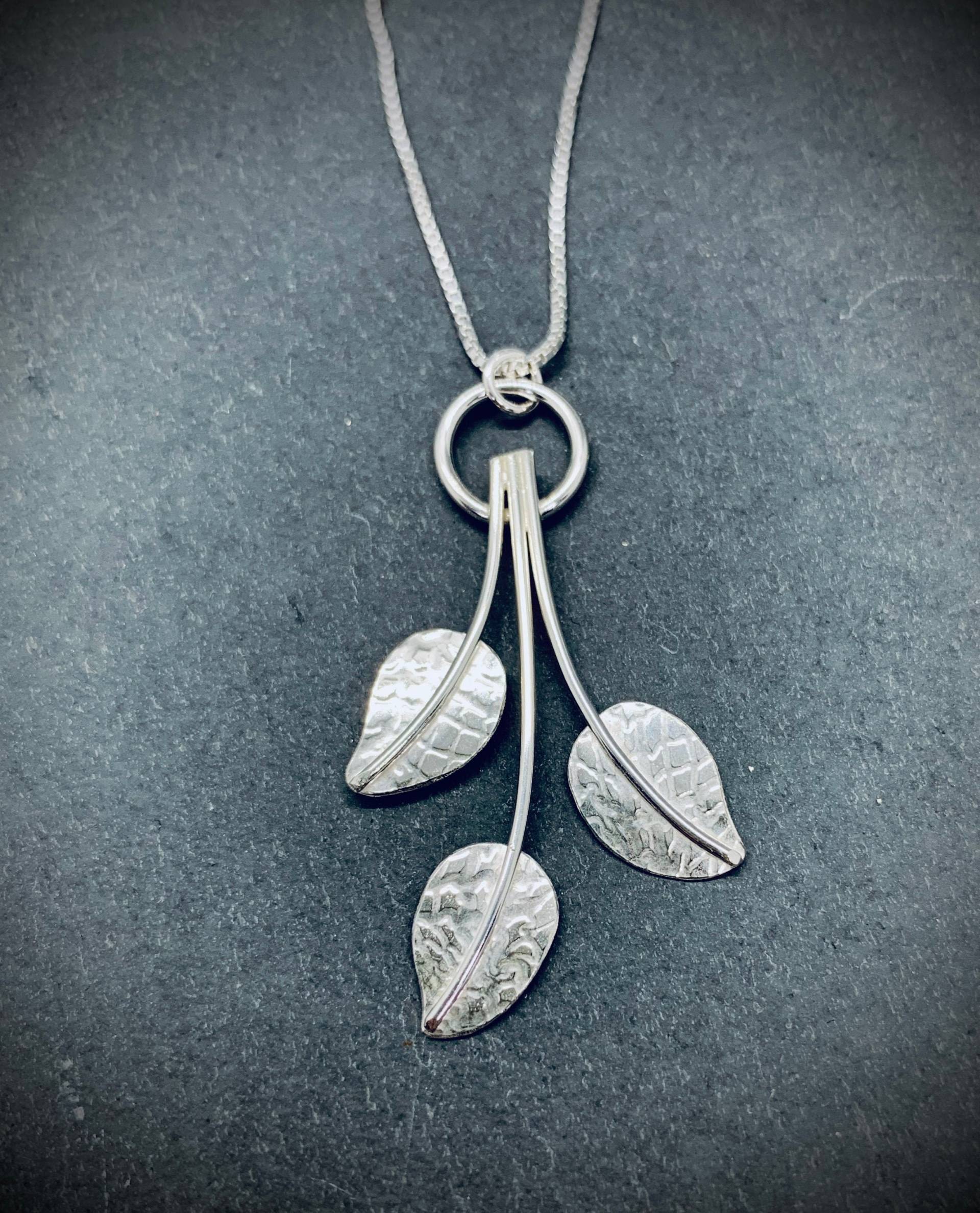 Dreifach-Blatt-Anhänger Dreifach-Blatt-Anhänger von JoJonesJewelry