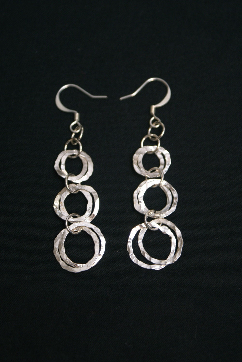 Gehämmerter Ring Dangly Ohrringe Gehämmerter Ring Dangly Ohrringe von JoJonesJewelry
