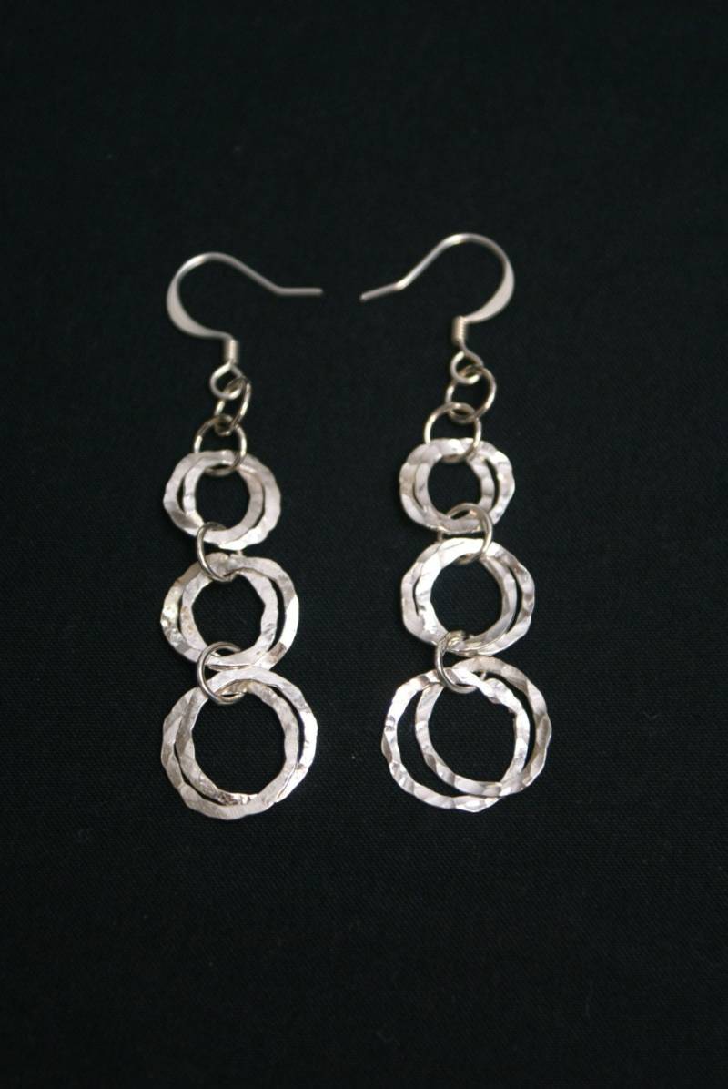 Gehämmerter Ring Dangly Ohrringe von JoJonesJewelry
