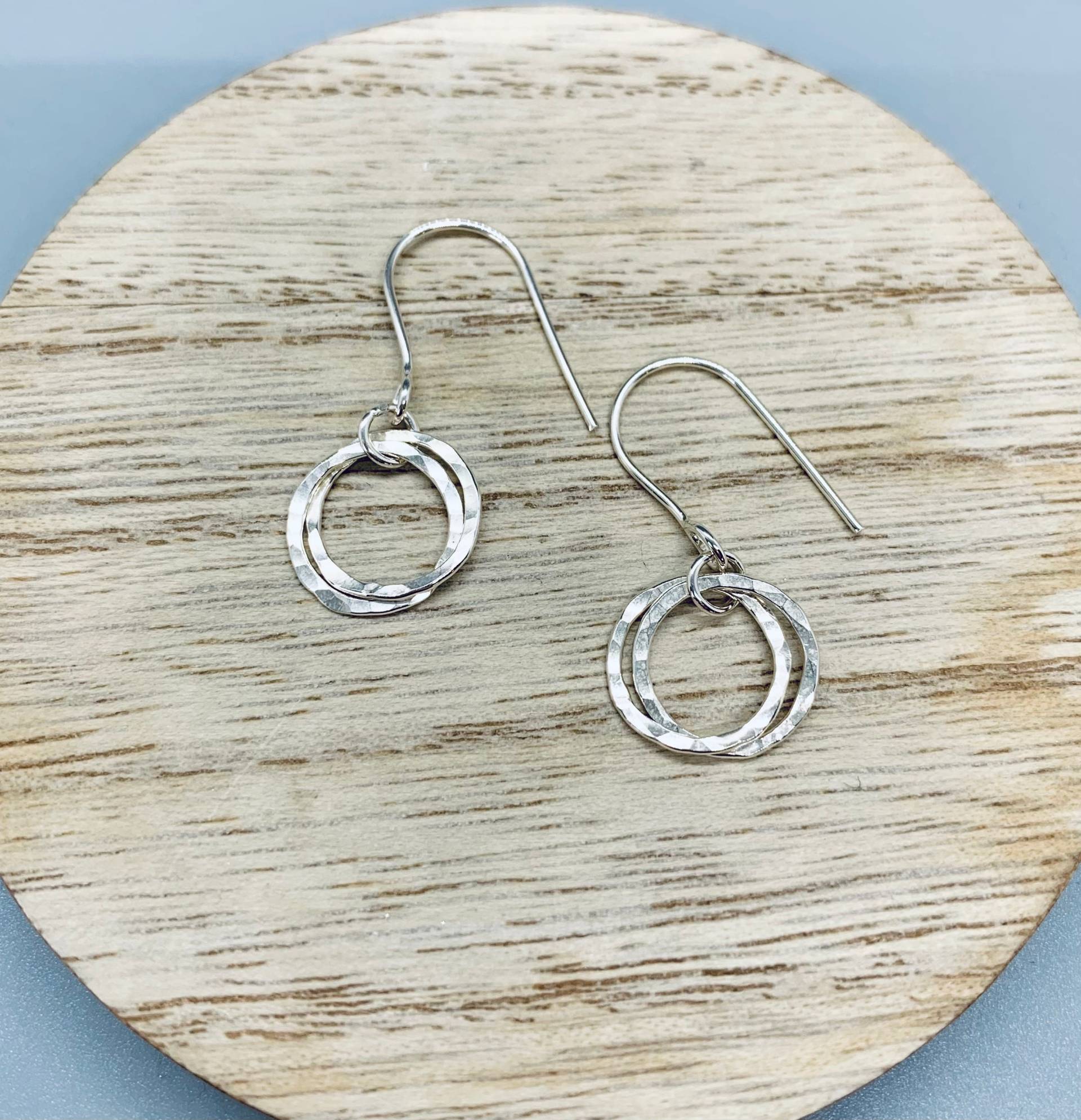 Kleine Gehämmerte Ringe Ohrringe Kleine Gehämmerte Ringe Ohrringe von JoJonesJewelry