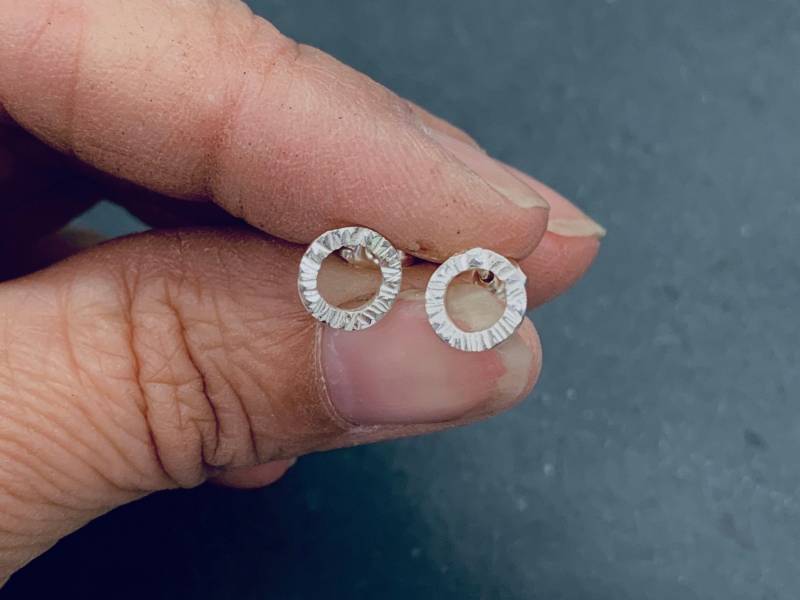 strukturierte Circle Post Ohrringe strukturierte Circle Post Ohrringe von JoJonesJewelry