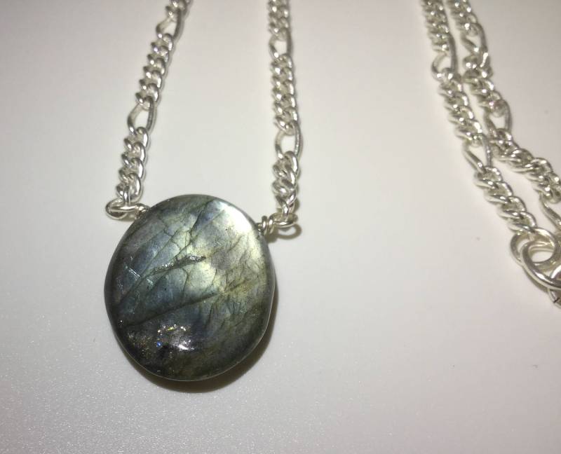 Anhänger Halskette Aus Blau & Türkis Labradorit Mit Versilberter Figarokette von JoMoJewellery