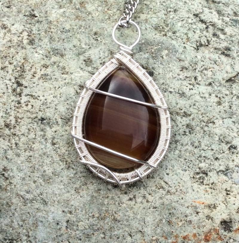 Braun Eonyx Draht Gewickelt Cabochon Anhänger - 7. Hochzeitstag August Birthstone von JoMoJewellery