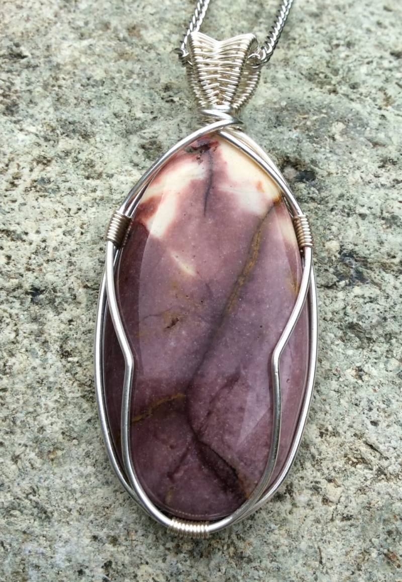 Ember Jaspis Draht Gewickelter Cabochon Anhänger - Lila Und Creme Schmuck von JoMoJewellery