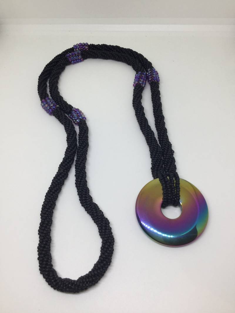 Lange Schwarz Und Violette Halskette Fischgrät Stitch Mit Titan Beschichtet Hämatit Donut - Sweater Rocailles Perlen Lange Schwarz Und Violette Halskette Fischgrät Stitch Mit Titan Beschichtet Hämatit Donut - Sweater Rocailles Perlen von JoMoJewellery