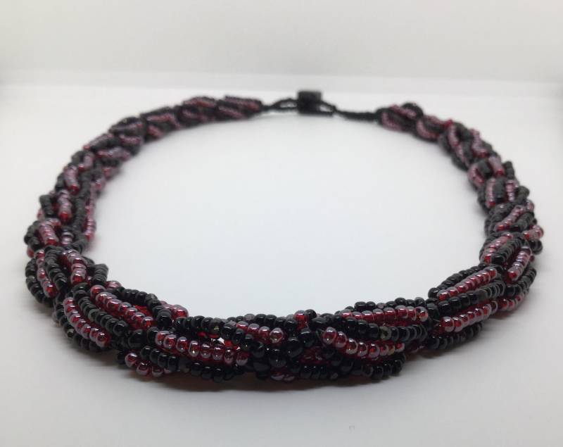 Rote Und Schwarze Spirale Stich Halskette Mit Kristall Akzent - Prickelnde Samenkorn von JoMoJewellery