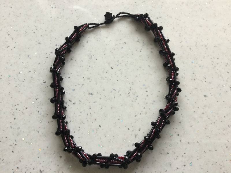 Rote Und Schwarze Spiralstichkette Mit Käferperlen Schwarzen Kristallen von JoMoJewellery