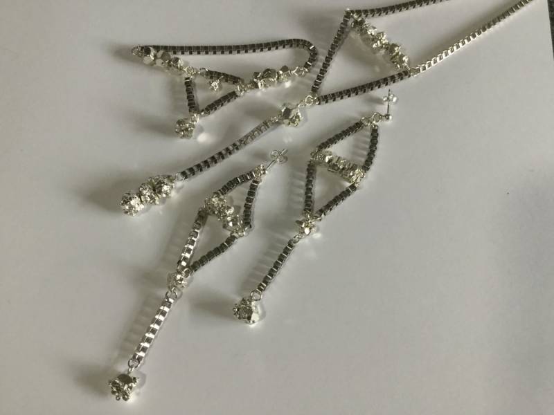 Silber Farbige Pyrit Nugget Pyramide Stil Anhänger Halskette Mit Passenden Ohrringe Nund Armband Silber Farbige Pyrit Nugget Pyramide Stil Anhänger Halskette Mit Passenden Ohrringe Nund Armband von JoMoJewellery